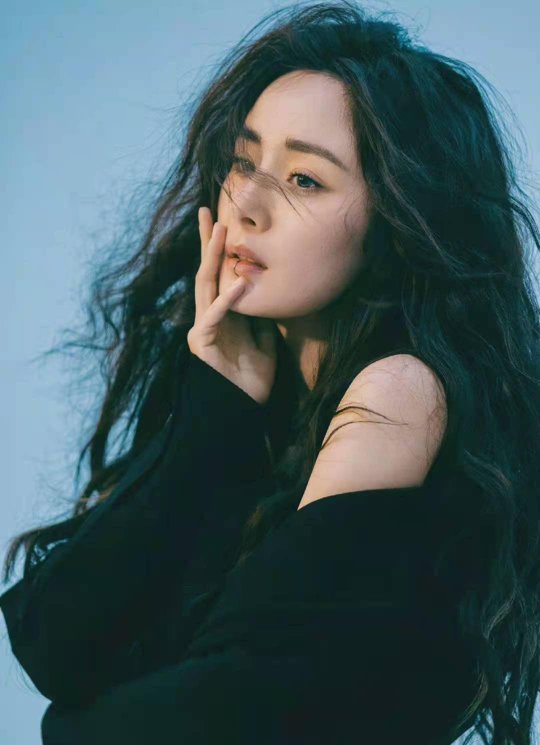 离婚后的杨幂更是潇洒,刘恺威那边还分走杨幂的资产,杨幂有自己的公司