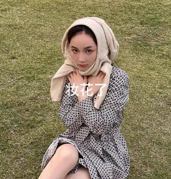 随后赵温柔在同一背景下,同款泳池中发了高度相似的照片,直接隔空秀