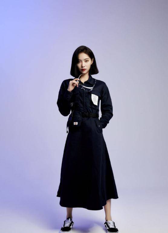 许佳琪搭衣不走寻常路,这样穿搭更加时尚_黑色_的设计_衣服