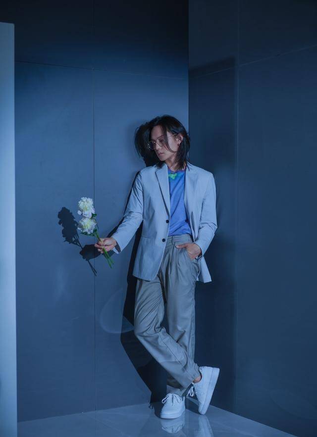 尹正真成了"油腻穿搭"的代表,穿紧身裤不算啥,扎个辫子真辣眼_服装