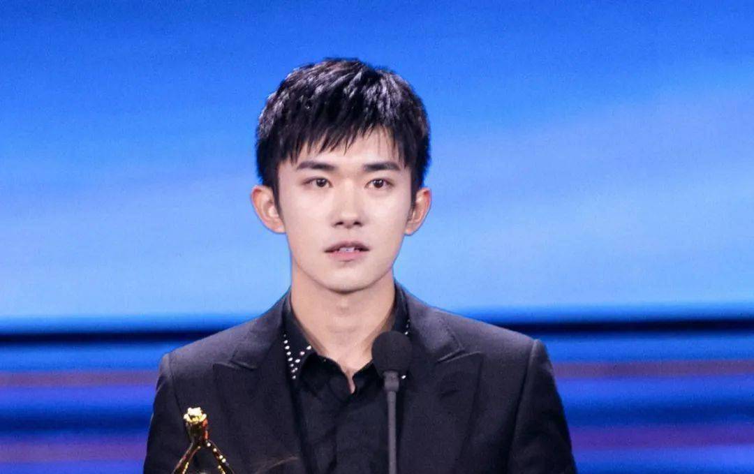 3,四字最近是胖了还是状态不佳.最近活动图没之前那么养眼了.