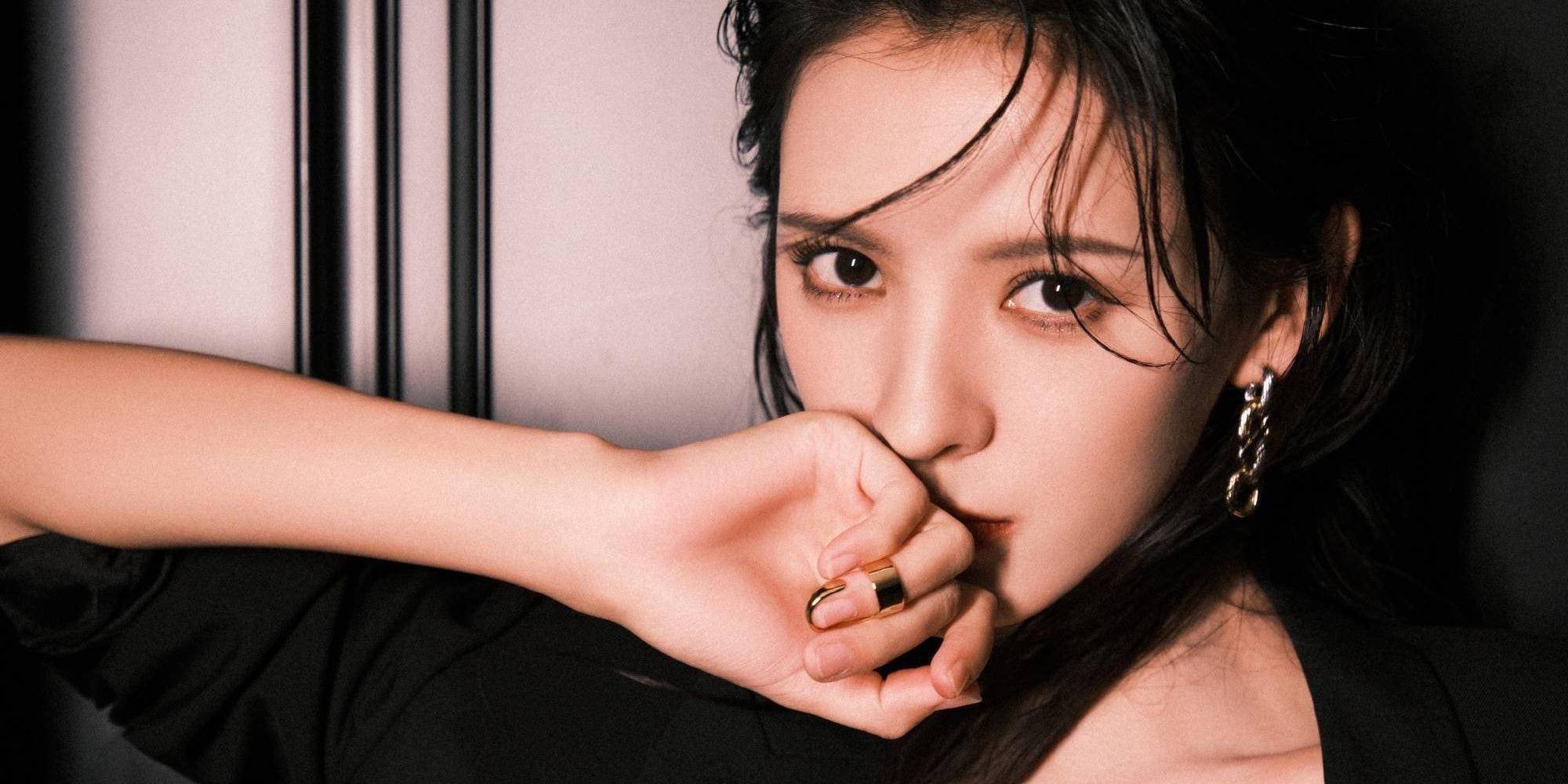 有一种女霸总叫张予曦,微卷长发巴掌脸,西装造型又a又飒_气质_一身