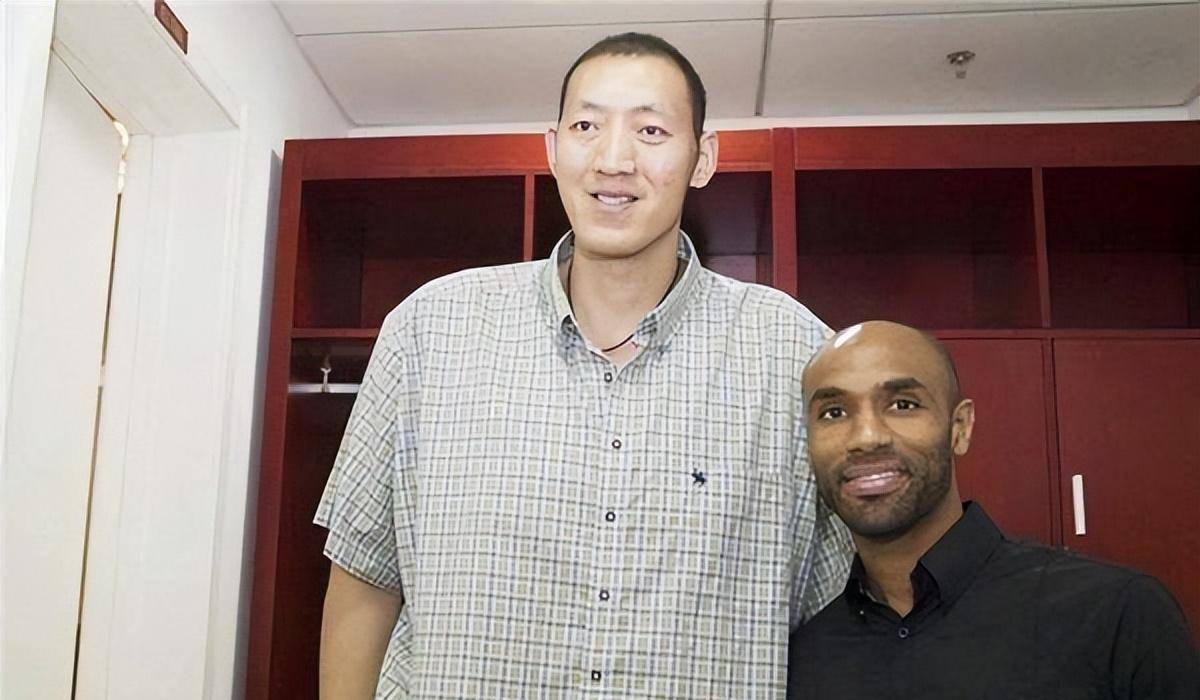 孙明明:cba第一身高却没有成就,退役后娶1米87妻子,现状如何?