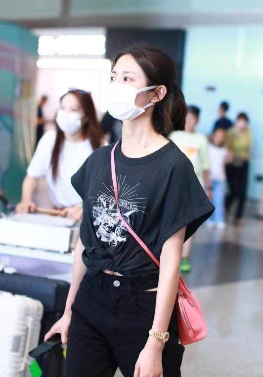 陈钰琪穿搭休闲摇滚,酷酷的知性美感,网友:我爱了_黑色_分析_设计