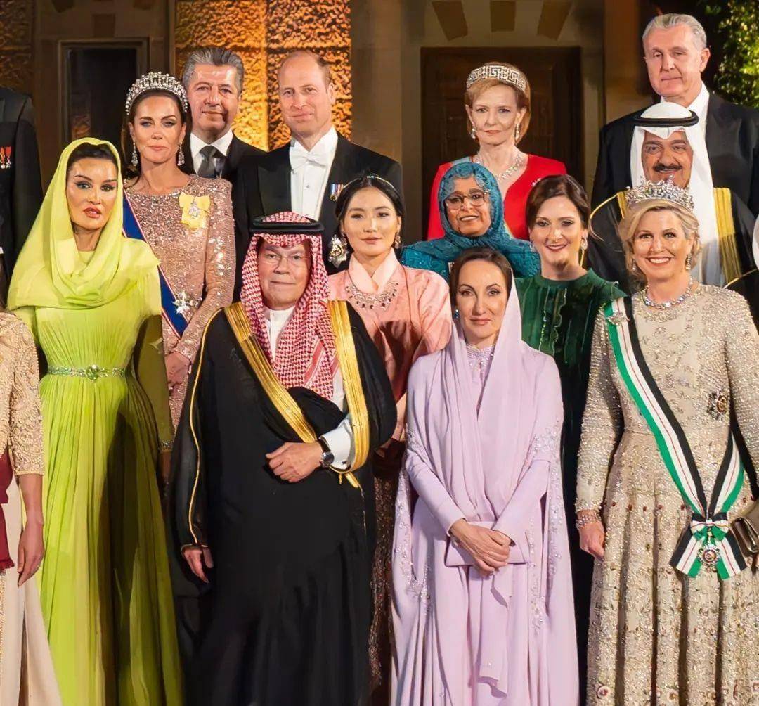 在约旦王室公布的超全大合影中,不丹王后也是十分帅气.