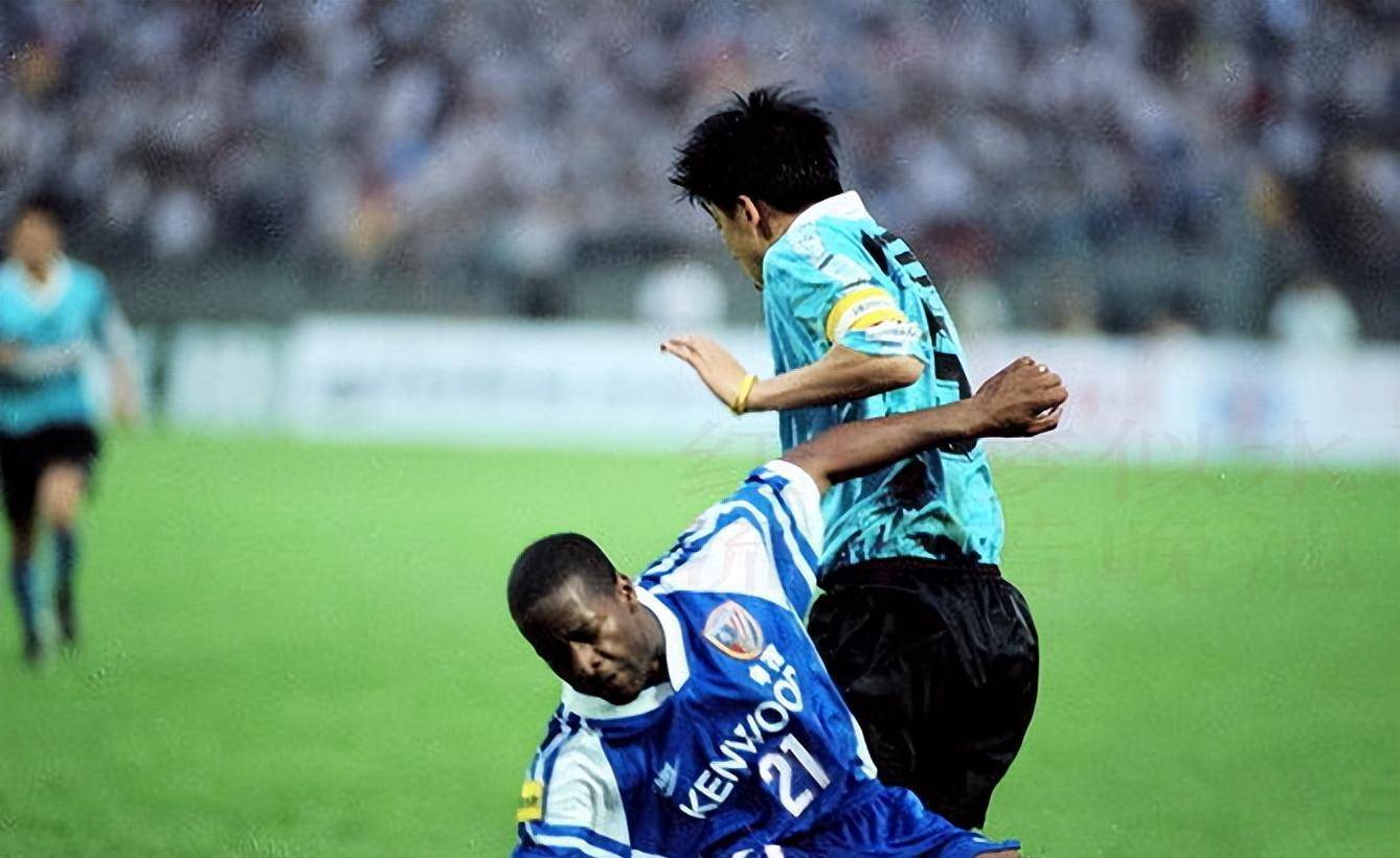 大连万达队队长徐宏正在与上海申花从法甲提供的布雷外援交锋.