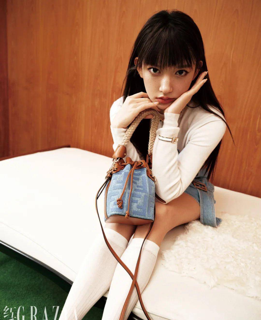 程潇以时尚身材登上《红秀》封面:上半身去游泳,下半身去逛街_印花