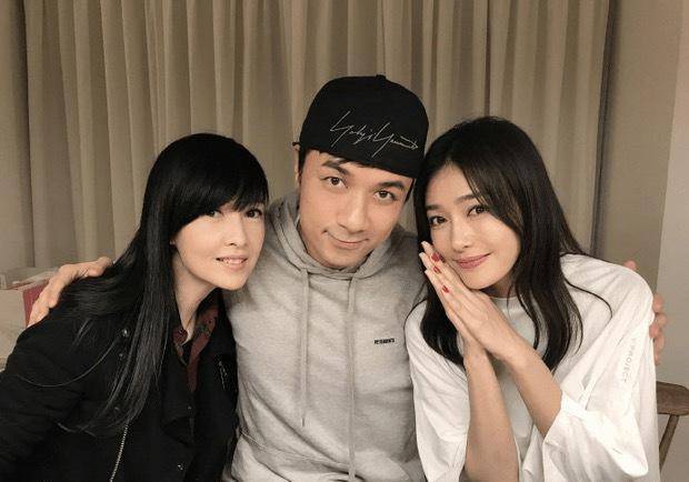 秦岚晒与周慧敏合影51岁的周慧敏皮肤白皙紧致身材保养也好_香港_女人