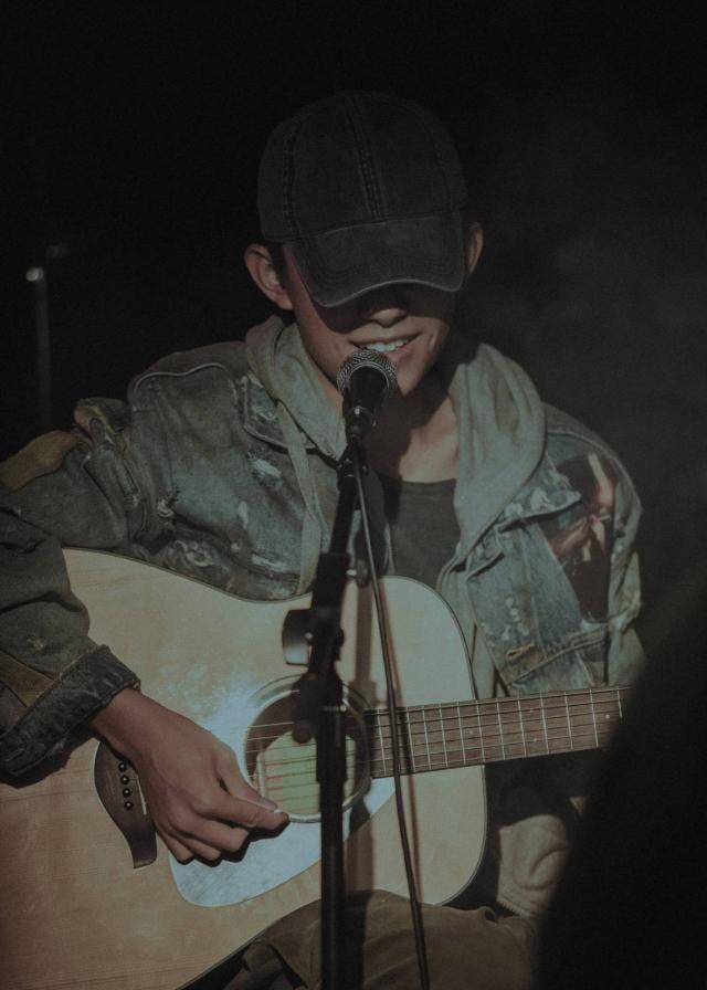 易烊千玺发布情感曲《念想》,真奇怪,你一开口我眼泪就爆掉_小北_陈念