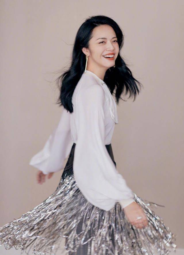 姚晨海清宋佳罕见同框,素颜配t恤,年龄最大的马伊琍减龄又气质_低调