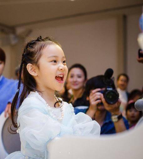 姚晨晒6岁儿子毕业照,同学甜馨意外出镜,被赞变漂亮了!