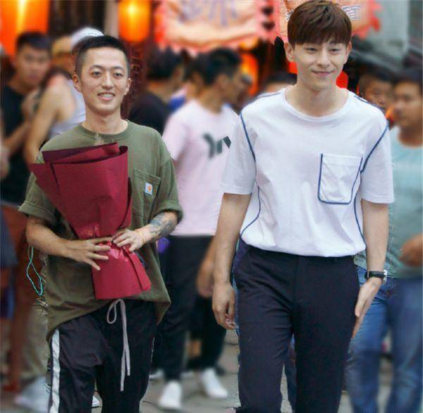 杨紫的助理,沈月的助理,看到王俊凯的助理:差点儿认错人_生活_阳光