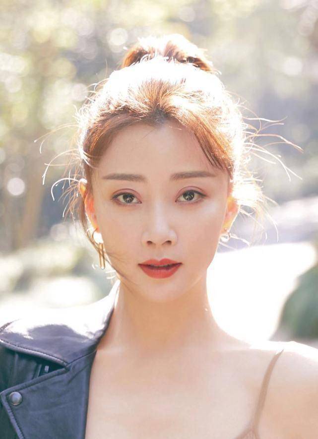 殷桃,曾经得过多次"视后",算是一个有颜值有演技的女演员了.