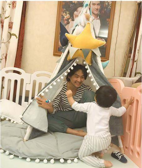 袁弘张歆艺为儿子搭帐篷,袁弘做鬼脸蠢萌,父子躲猫猫有爱!