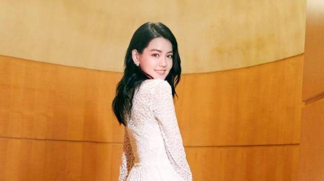 杨颖签约00后,中德混血小花,首档节目竟是人文探索专题_李诗颖_活动