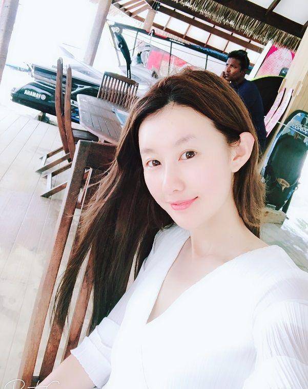 王宝强女友冯清容貌大变,来了就老了,还完钱红着脸出现在公司_关系_穿