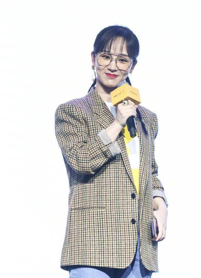 格纹西装造型撞衫孙艺珍,风格却不同_着装_黑色_职场