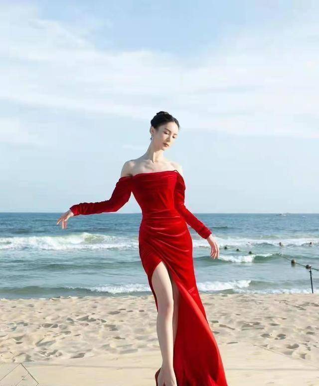 杨颖迪丽热巴礼服撞色,何穗刘雯同台比较,gq海边红毯谁赢了?