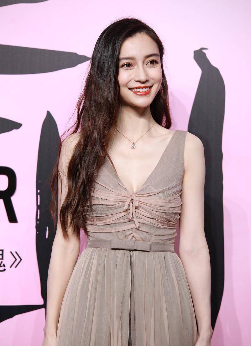 杨颖买了条"新裤子"站着很平常,坐着时,也靓丽非常_baby_感觉_条纹