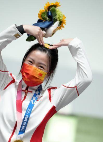 杨倩夺下奥运双金走红,她涂珍珠美甲戴黄发卡亮相,模样太可爱了_造型