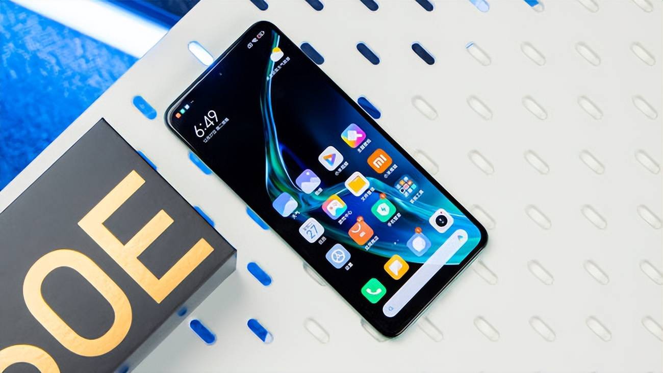 原创
            12GB+512GB只卖1877元，5500mAh+光学防抖，顶配旗舰降成低档机