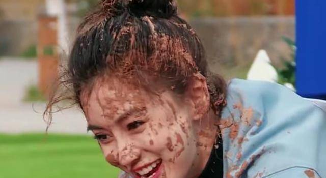 但这次宋雨琦和杨颖玩游戏,或许是因为被泥巴糊了一脸,渐渐了明显有点