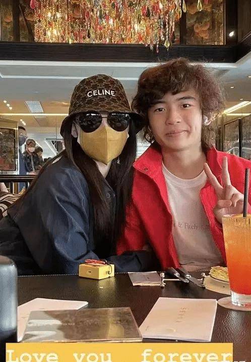 霆锋与柏芝的大儿子谢振轩已经15岁了,简直是谢霆锋翻版,太像了_小林