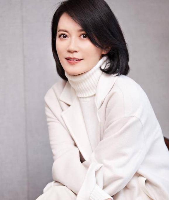 俞飞鸿白大褂配针织衫,解锁"加减法穿搭",穿出70后该有的样子_风格