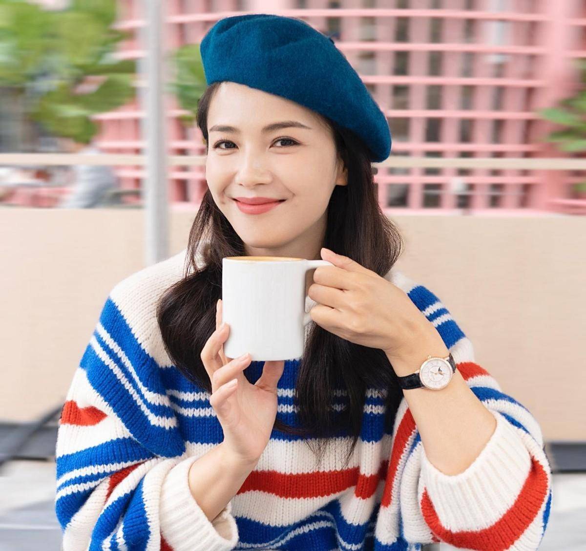 防长裙穿斜纹卫衣,戴贝雷帽,不亚于上海红人_款式_优点_女性