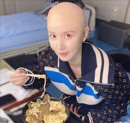 张萌分享片场照,大胆尝试光头造型亮人眼,样子莫名撞脸娄艺潇_头套