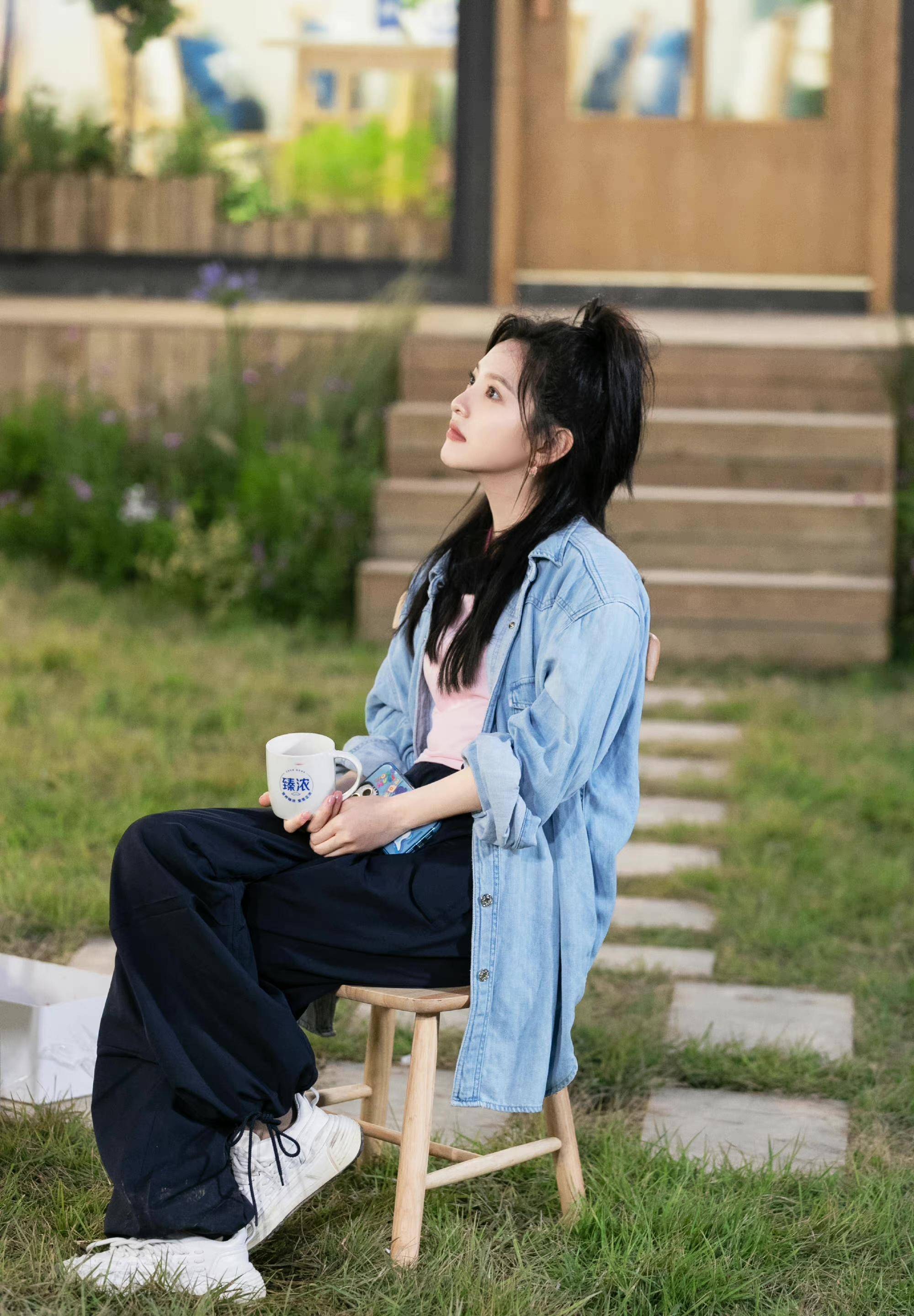 章若楠的英伦风卡其色西装很帅气,不得不说她的高马尾很时尚,后颈也很