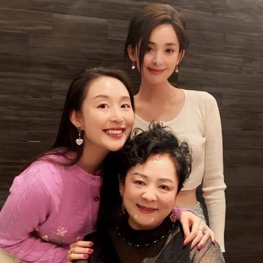 古力娜扎罕见晒全家福!