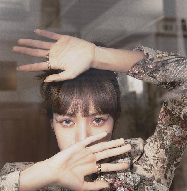 有种复古美叫lisa,可甜可盐还有大长腿!_连衣裙_风格_女孩