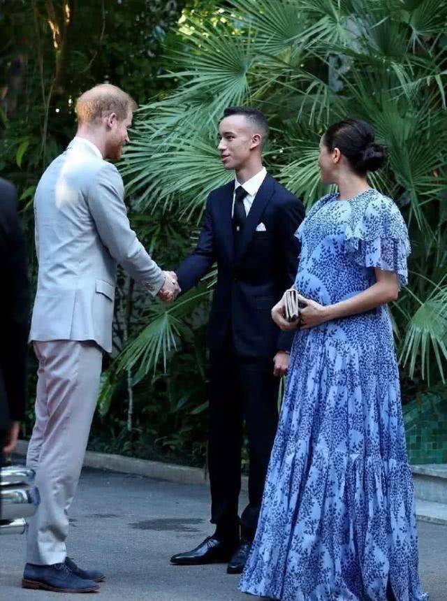 摩洛哥王子17岁,曾是拒绝吻手礼的傲娇小王子,如今长成翩翩少年_哈桑