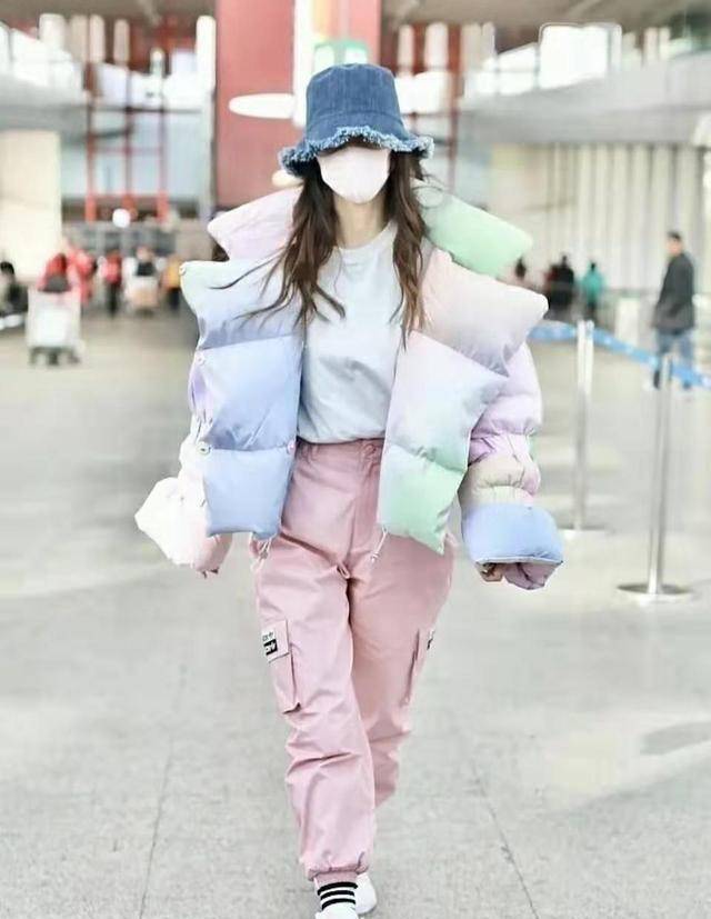 杨颖的彩虹色羽绒服vs袁姗姗的彩虹色纱裙_颜色_显得_穿着
