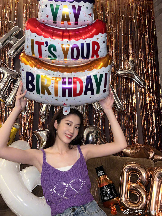 张雪迎分享生日美照,嘟嘴卖萌超可爱,穿搭清纯似初恋_蛋糕_模样_宫格