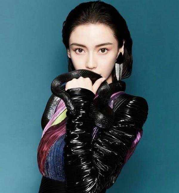 当然除了这个还有很多,比如出道之前的那些黑料,再比如自己开的奶茶店