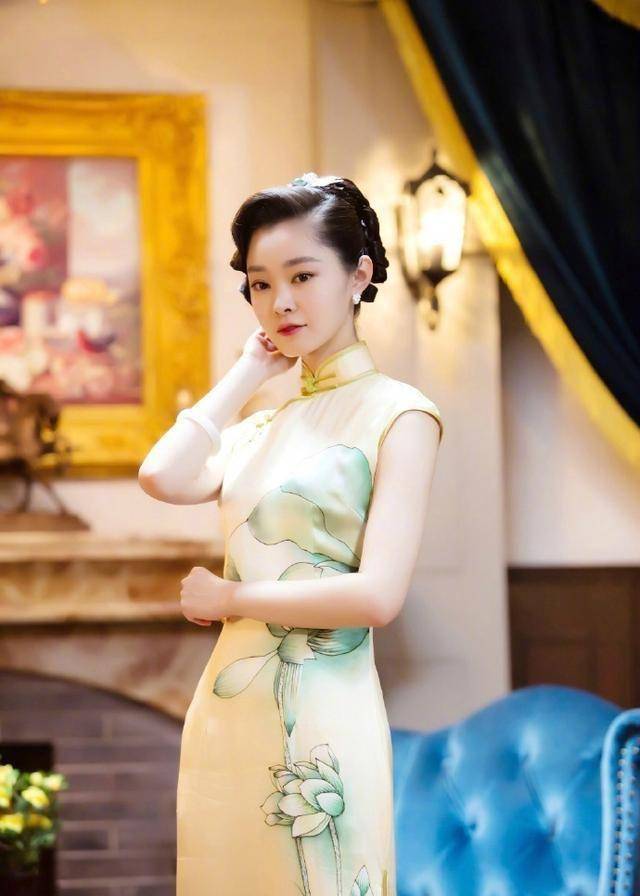 与胡歌合作《伪装者》宋轶,在另一部剧中旗袍装又多又漂亮……_曼丽