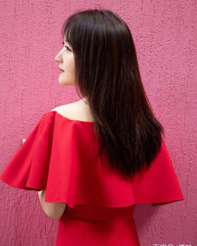 杨钰莹48岁生日晒甜美写真庆生,身穿红色连衣裙像18岁少女_音乐_事业