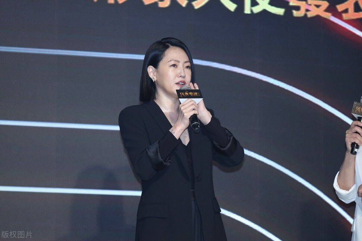 还公开了曾国城过去在古迹中山堂主持节目时在后台抽烟和喝酒的事实