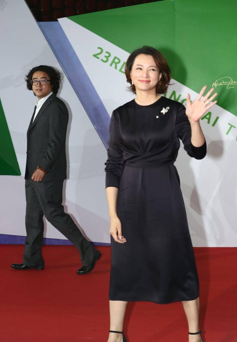 这种简单的黑白组合自然优雅.董卿搭配鱼尾高跟鞋,也比较清爽.