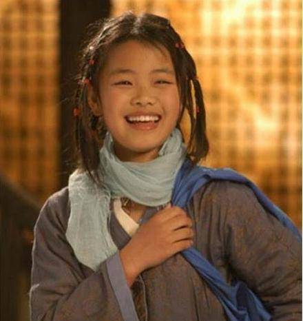 变美"叫王莎莎,曾经肿眼塌鼻被嫌丑,如今长大美成仙_观众_审美_小时候