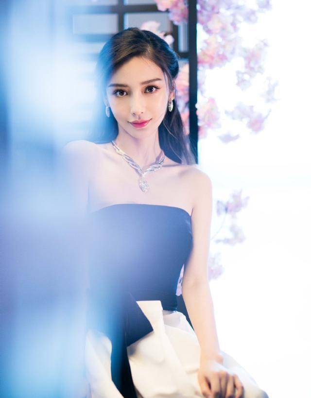 杨颖也开始走气质路线,深蓝色礼服配贵妇饰品,阿姨到少女的转变_颜色