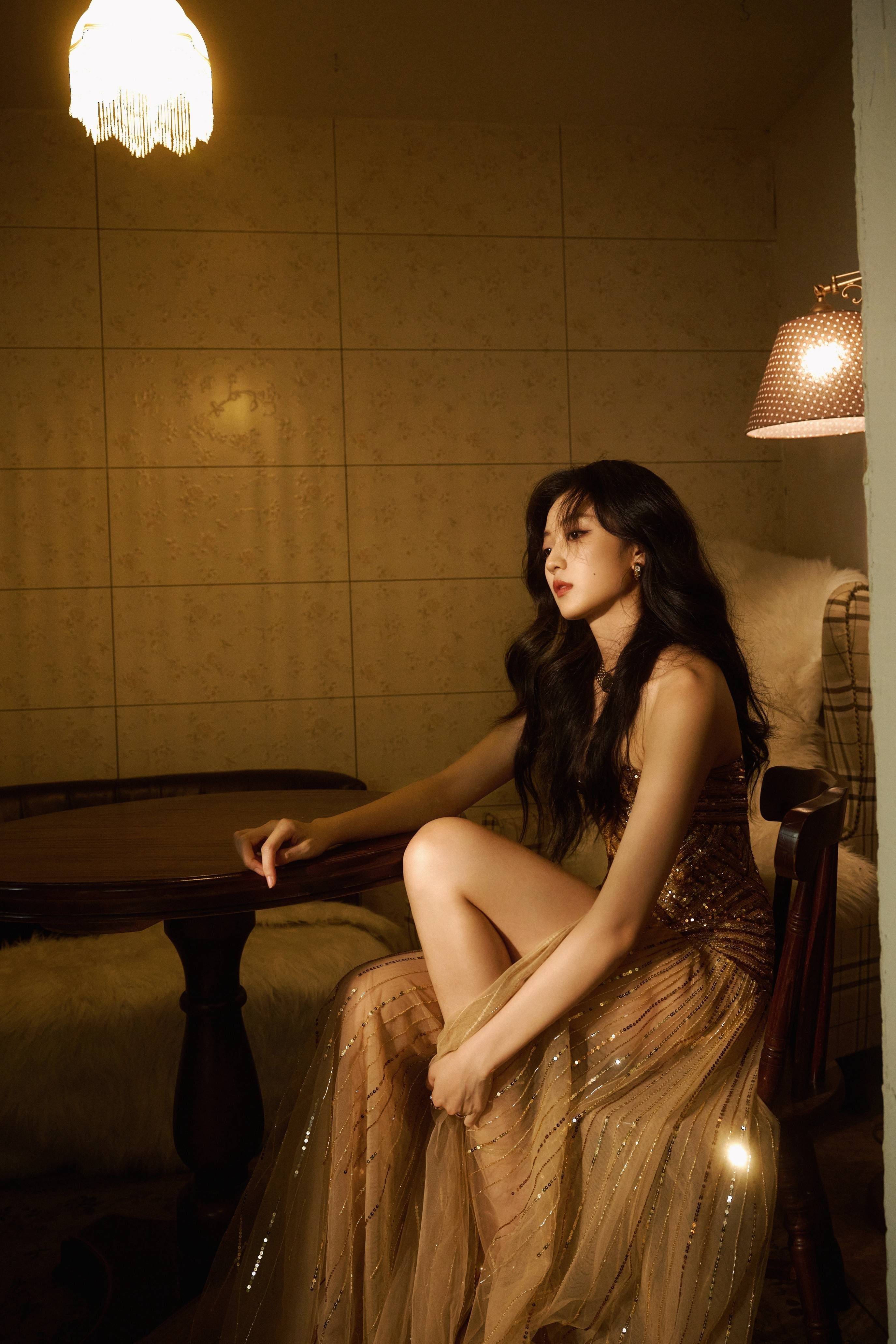 孙千v型连衣裙丰满性感美腿写真_女人_网友_故事