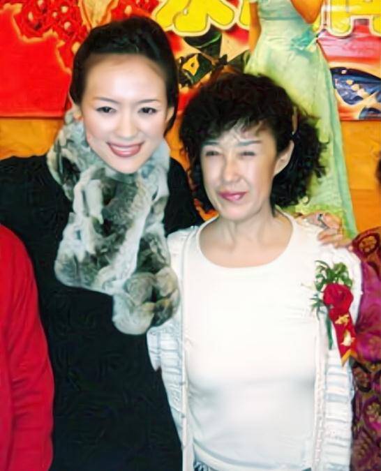 造星的星妈:范冰冰的妈妈范冰冰的颜值很大程度上都继承了母亲张传美