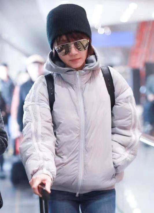 袁泉不愧是气质女神,穿羽绒服搭配牛仔裤,基础款也能穿出时髦感_时尚