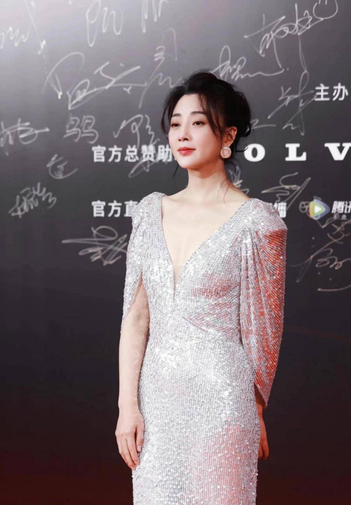 42岁殷桃压轴走红毯享受巨星待遇!