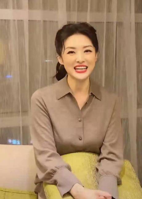 电视最美主持人,54岁素颜出镜无皱纹,气质依旧惊艳众人,真漂亮_周涛
