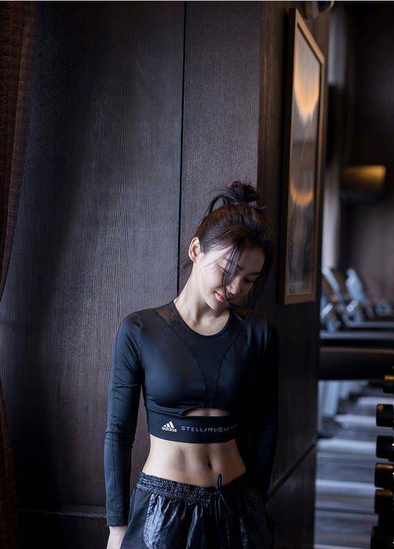 袁姗姗晒健身照蜜蜂腰真的绝了,马甲线尽显,五年连续保持者!