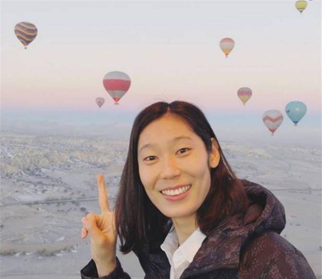 有种"美少女战士腿"叫朱婷,别人穿着长裤袜,只到她半腿!